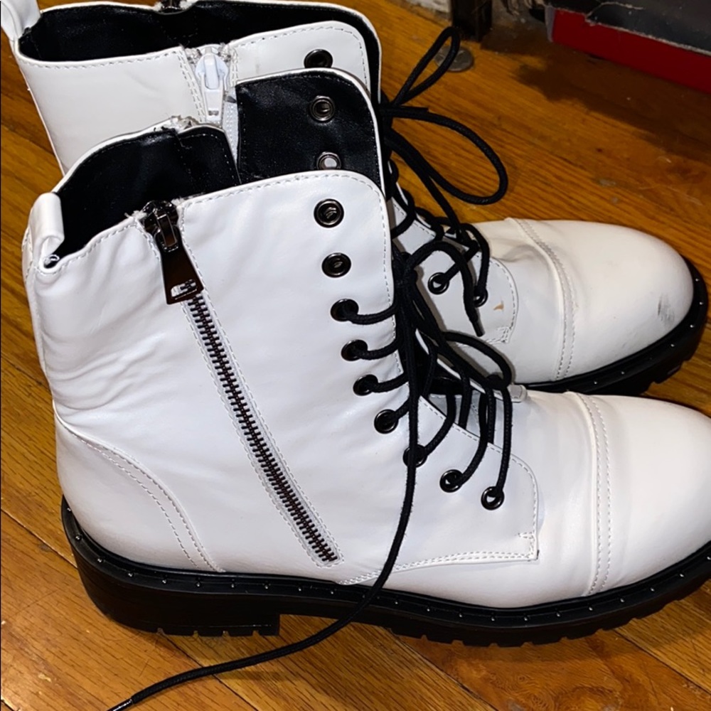 White boots - Picture 2 of 4